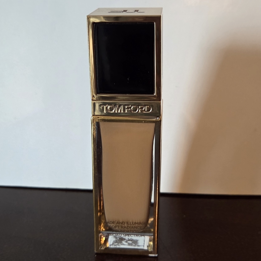 Tom Ford: Shade & Illuminate Soft Radiance Foundation - 8.7 Golden Almond